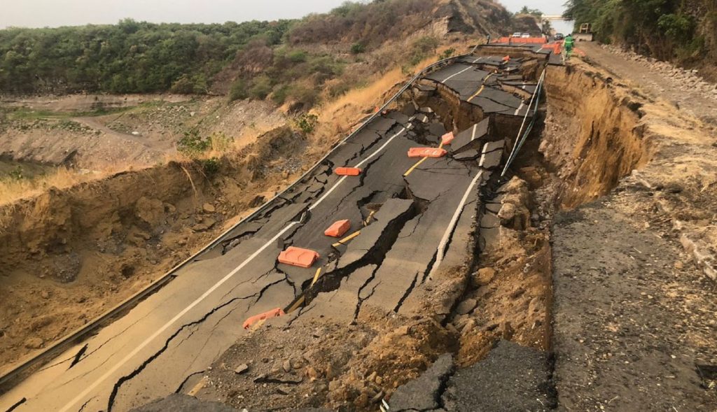 Colapsa-tramo-carretero-tras-cierre-por-grieta