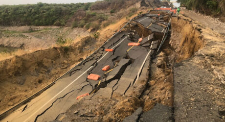 Colapsa tramo carretero tras cierre por grieta