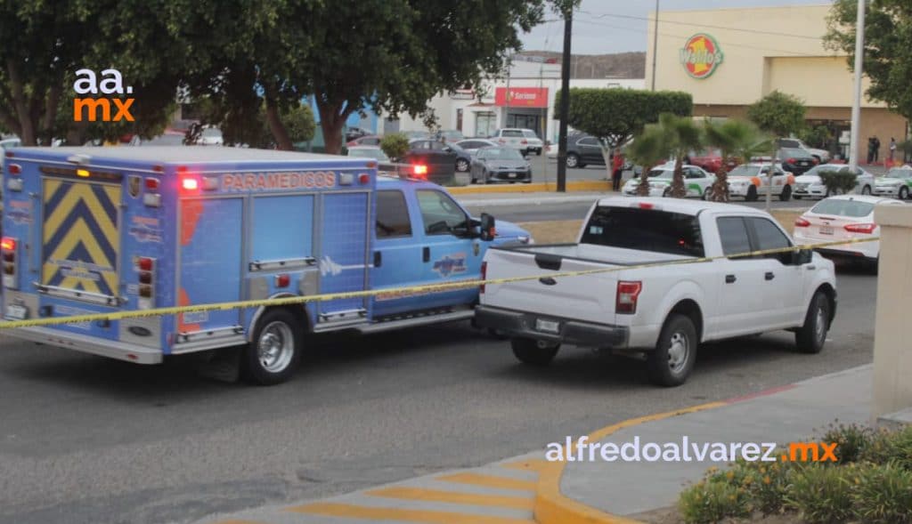 BALEAN A PAREJA EN PLAZA DE PLAYAS DE TIJUANA