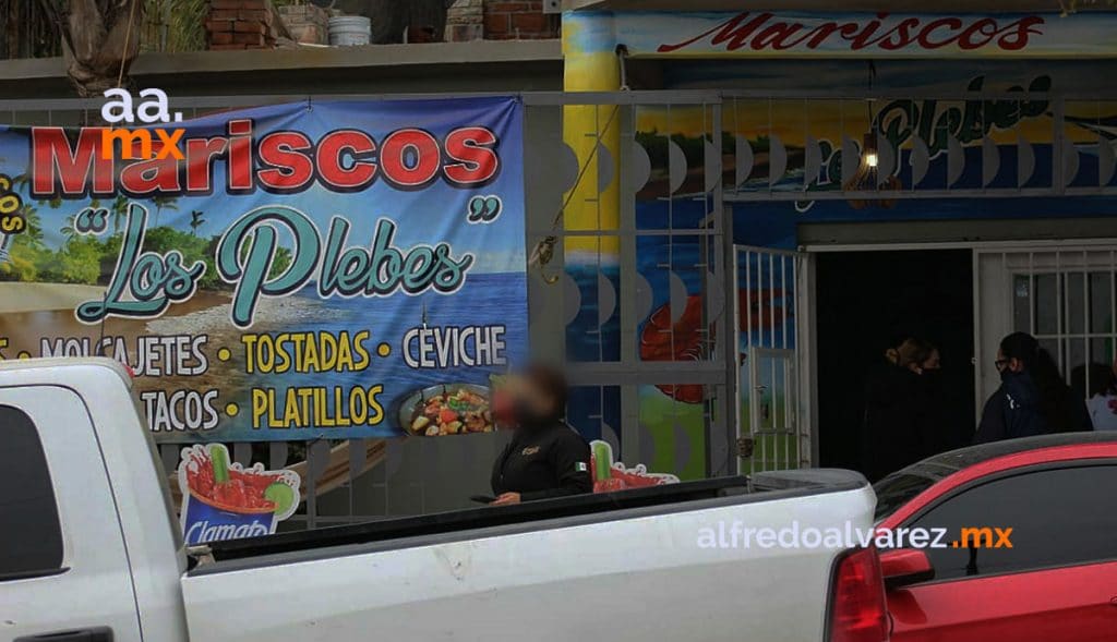 BALEAN A PAREJA EN LOCAL DE MARISCOS