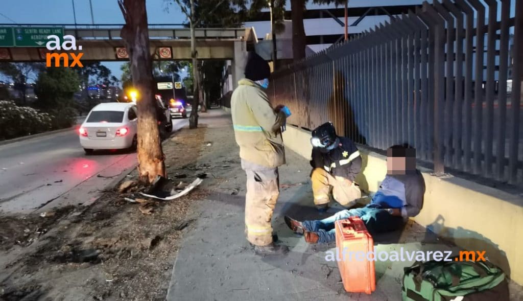 AUTOMOVILISTA NO CONSERVA CARRIL Y CHOCA CONTRA áRBOL