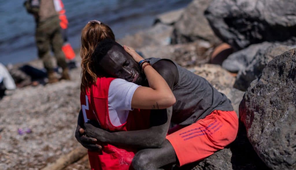 Voluntaria-de-Cruz-Roja-consuela-a-migrante