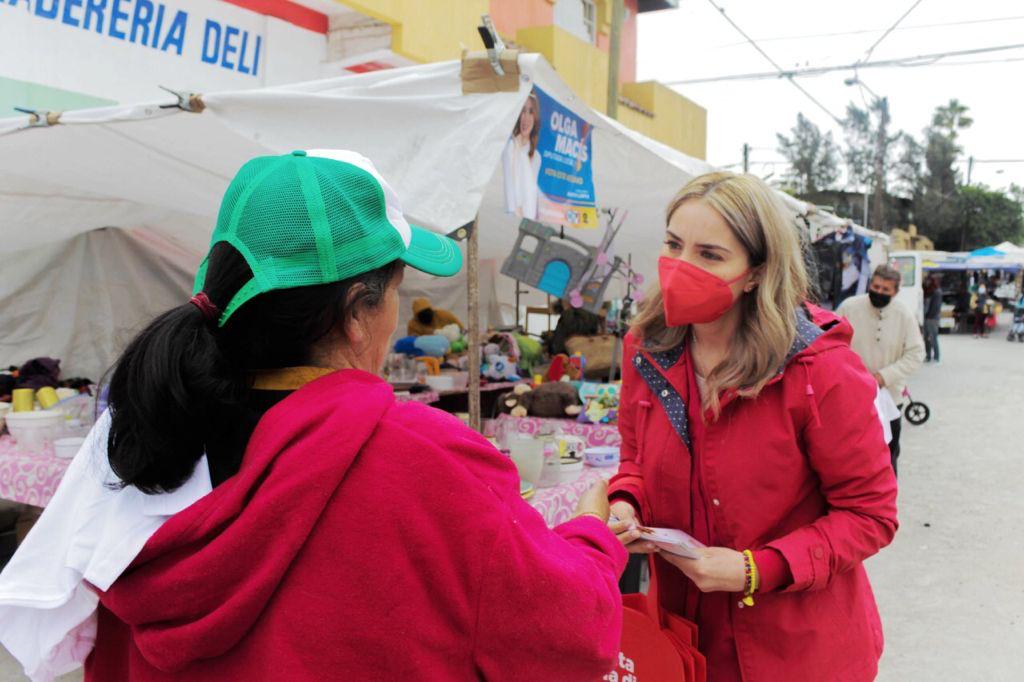 olga-macias-contribuira-a-mejorar-calidad-de-vida-de-residentes-del-distrito-9