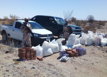 DECOMISAN UNA TONELADA DE 'CRISTAL' EN DOS PICK UP