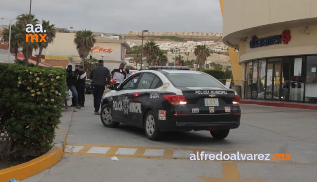 BALEAN A PAREJA EN PLAZA DE PLAYAS DE TIJUANA