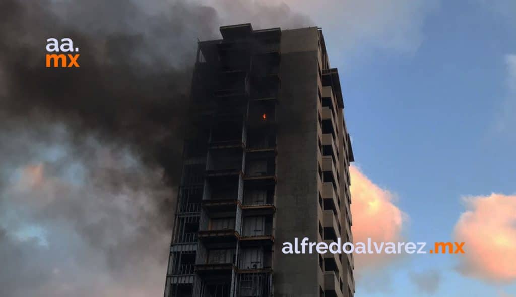 Se-incendia-edificio-en-construcción