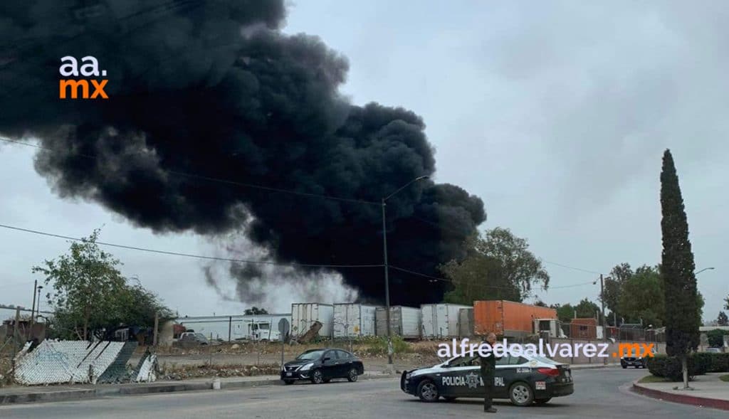 VIDEO-Se-incendia-recicladora-en-Tijuana