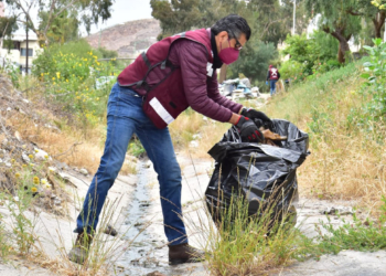 BRIGADISTAS DE MOCTEZUMA LIMPIAN CANAL DE INFONAVIT PRESIDENTES