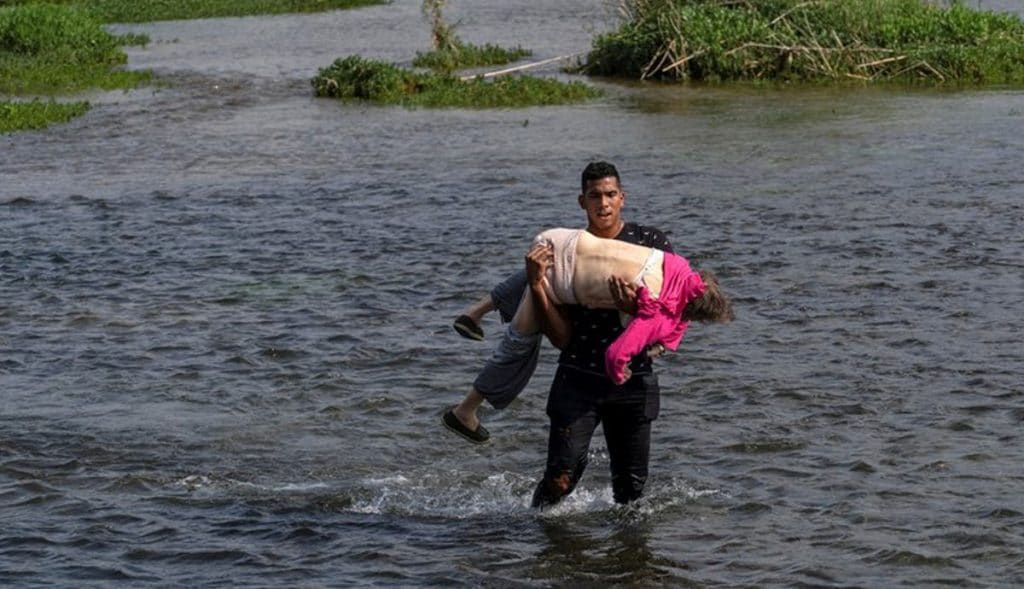 FOTOS-Migrante-carga-a-abuelita-para-cruzar-el-Río-Bravo