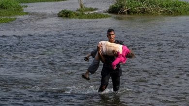 FOTOS-Migrante-carga-a-abuelita-para-cruzar-el-Río-Bravo