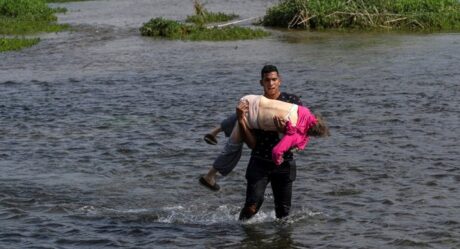 FOTOS: Migrante carga a abuelita para cruzar el Río Bravo