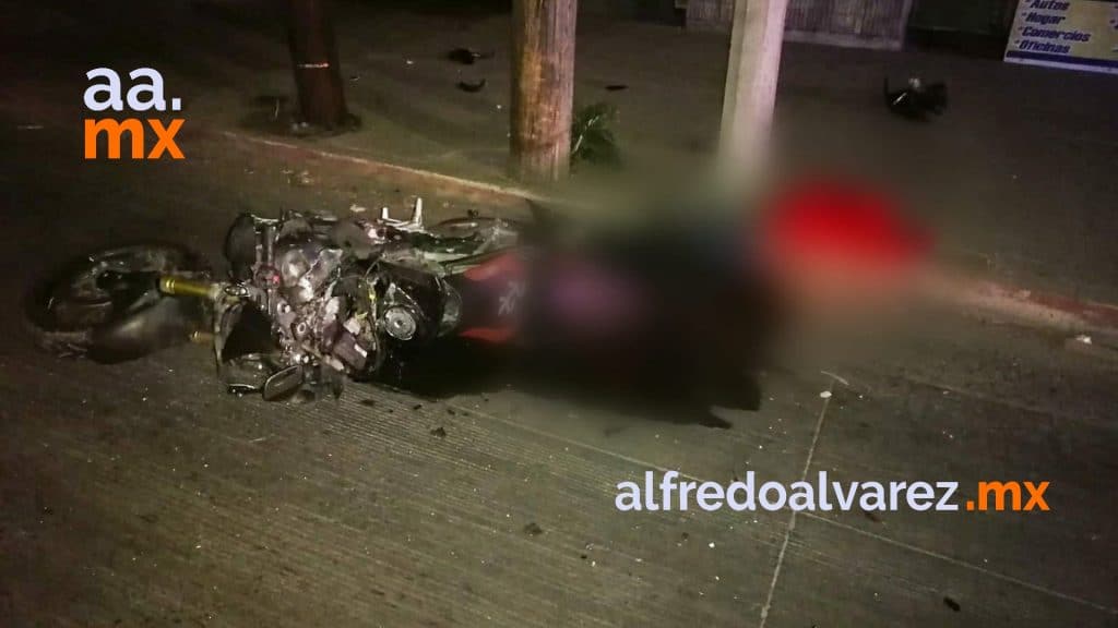motociclista-se-impacta-con-poste-y-muere