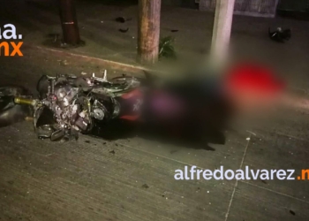 MOTOCICLISTA SE IMPACTA CON POSTE Y MUERE