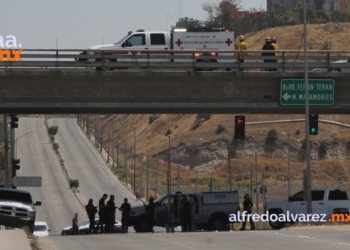 HALLAN A JOVEN SUSPENDIDO EN PUENTE