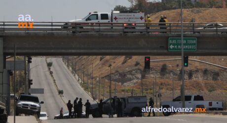 Hallan a joven suspendido en puente