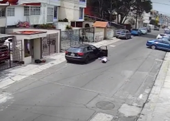 VIDEO: LANZA DESDE AUTO A SU NOVIA