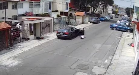 VIDEO: Lanza desde auto a su novia