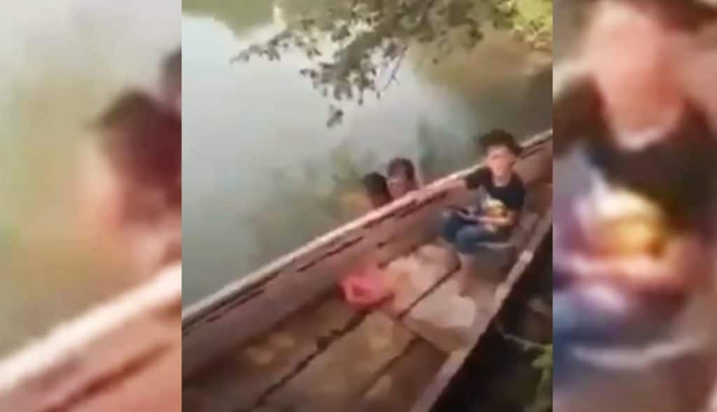 VIDEO-Se-baña-desnudo-con-su-hija-de-7-años-en-río-lo-confrontan