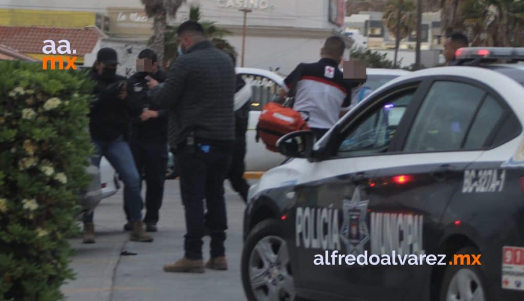 BALEAN A PAREJA EN PLAZA DE PLAYAS DE TIJUANA