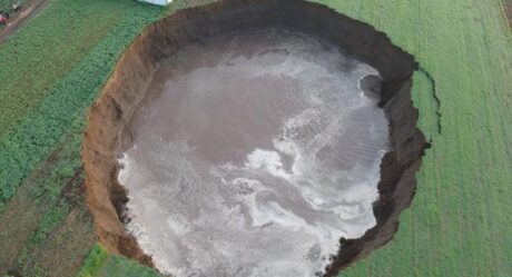 FOTOS: Socavón gigante se forma en cultivos