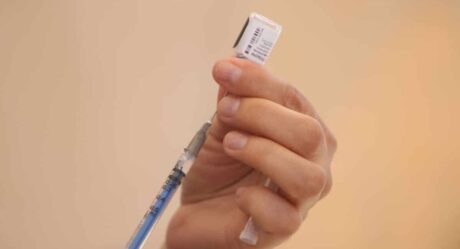 Más de 100 personas infectadas por Covid-19 pese a estar vacunadas