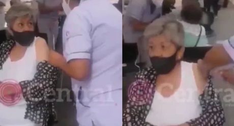 VIDEO: Enfermera simula vacunar  a abuelita contra Covid-19