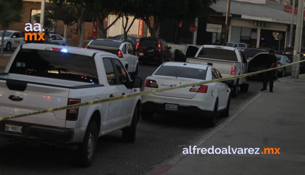 BALEAN A PAREJA EN PLAZA DE PLAYAS DE TIJUANA