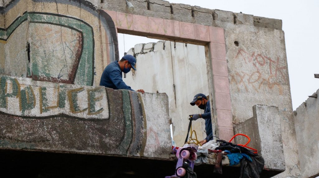 en-playas-de-rosarito-inician-demolicion-y-limpia-en-plaza-san-fernando