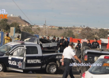 PERSECUCIóN TERMINA EN CHOQUE Y VOLCADURA; UN POLICíA HERIDO