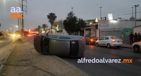 Auto vuelca tras engancharse con un cable