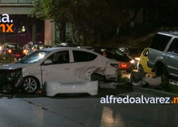 AUTO INTENTA METERSE EN LA LíNEA Y PROVOCA CARAMBOLA