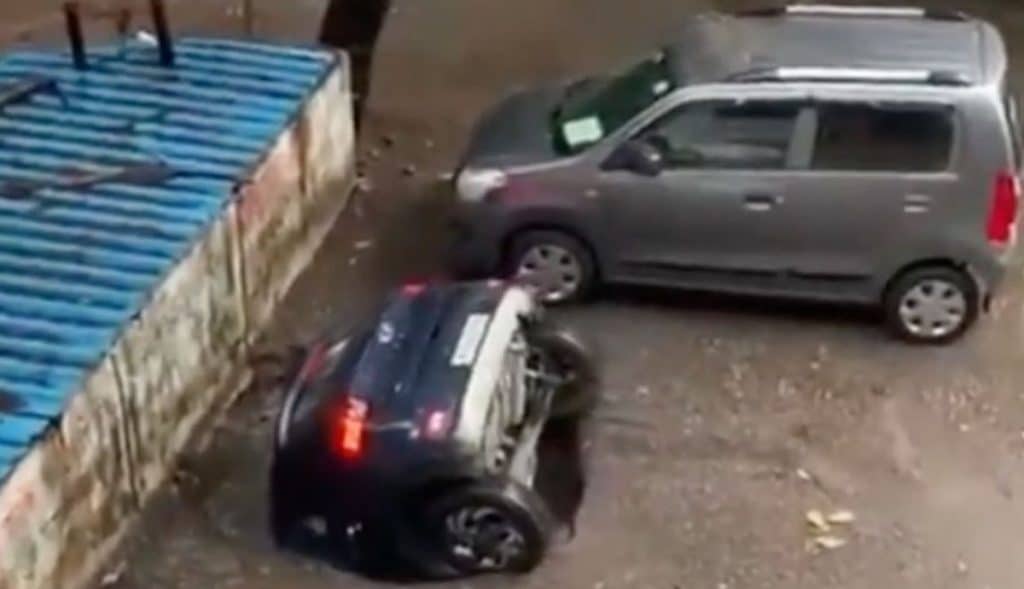 VIDEO-Socavón-se-traga-automóvil-en-estacionamiento