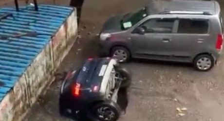 VIDEO: Socavón se 'traga' automóvil en estacionamiento