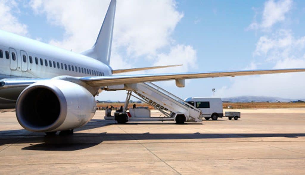 Salta-de-avión-en-movimiento-lo-hospitalizan