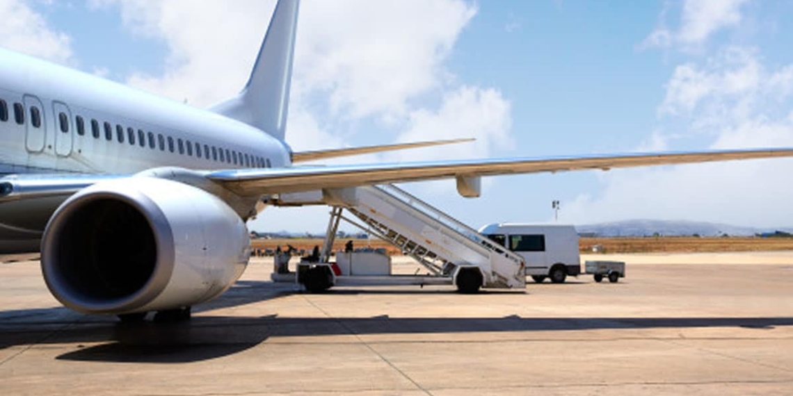 SALTA DE AVIóN EN MOVIMIENTO; LO HOSPITALIZAN