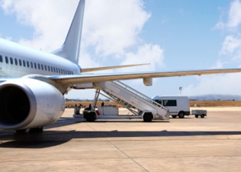 SALTA DE AVIóN EN MOVIMIENTO; LO HOSPITALIZAN