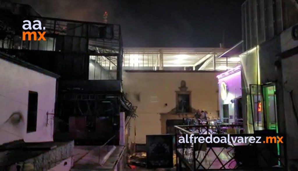 Se-incendia-bar-en-Tijuana-estructura-colapsa