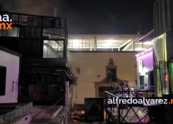 SE INCENDIA BAR EN TIJUANA; ESTRUCTURA COLAPSA