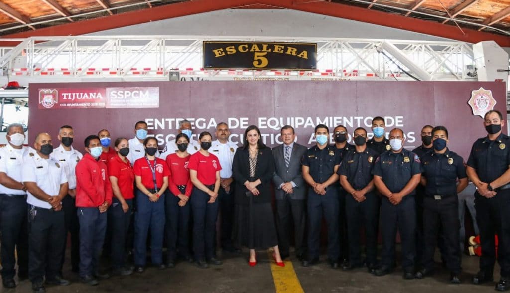 Ayuntamiento-de-Tijuana-entrega-equipo-de-rescate-acuático-a-bomberos