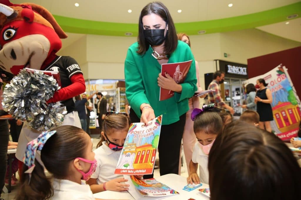 KARLA RUIZ PRESENTA LIBRO PARA COLOREAR PONLE COLOR A TIJUANA