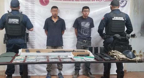 Caen jóvenes con armas y centenar de cartuchos