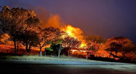 Cártel quema casas diario; incomunica a la población