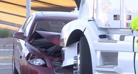 VIDEO: Hermanitas se roban auto de sus papás y chocan contra tráiler