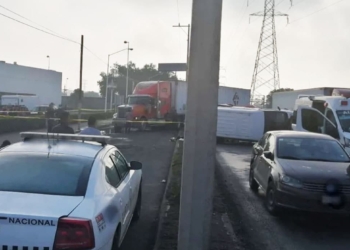 VIDEO: TRáILER EMBISTE AUTOS Y UNIDAD DE TRANSPORTE; MUERE PASAJERA