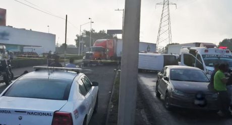 VIDEO: Tráiler embiste autos y unidad de transporte; muere pasajera