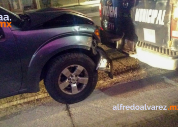 CHOCA POSTE Y DEJA SU PICK UP ABANDONADA