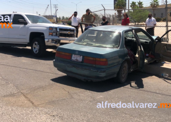 PIERDE EL CONTROL DE SU AUTO Y SE IMPACTA CONTRA PICK UP