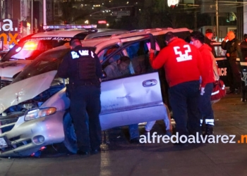 AUTO CHOCOLATE CHOCA CON PATRULLA