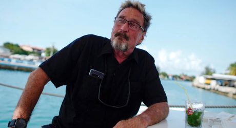 Encuentran muerto a John McAfee en su celda