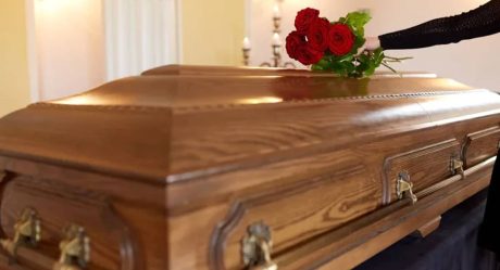 Publica lista de invitados a su funeral; excluye a sus familiares